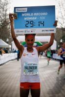 ELLE EXPLOSE LE RECORD DU MONDE DU 10KM ROUTE